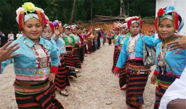 德昂族妇女服饰