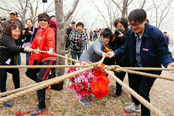 拔河，早期叫“牵钩”“钩强”。