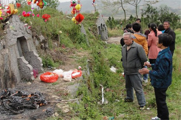 扫墓祭祖